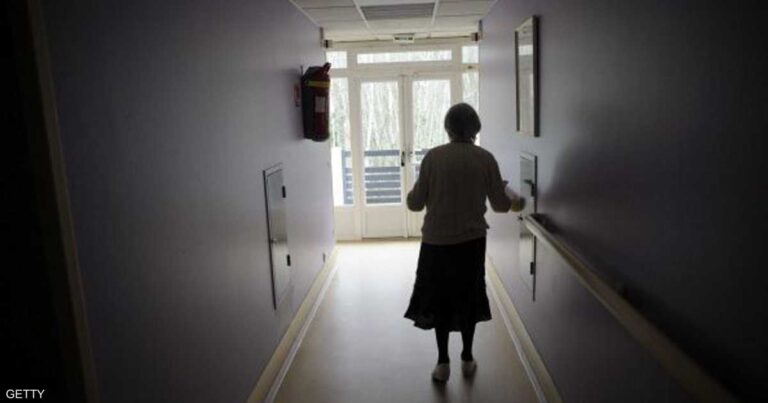 النساء أكثر عرضة للزهايمر.. دراسة تكشف السبب