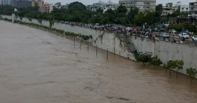 انهيارات أرضية بعد أمطار غزيرة تودي بحياة 15 في شمال الهند انهيارات أرضية بعد أمطار غزيرة تودي بحياة 15 في شمال الهند