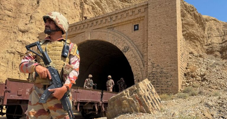 باكستان.. انفجار قنبلة وسط تجمع شعبي يودي بحياة 11 شخصاً باكستان.. تفجير انتحاري بمحطة قطارات يودي بحياة 24 شخصاً على الأقل في بلوشستان