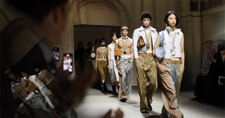 بين نيويورك ولندن… كيف رسمت عواصم الموضة ملامح الموسم الجديد؟ بين نيويورك ولندن... كيف رسمت عواصم الموضة ملامح الموسم الجديد؟