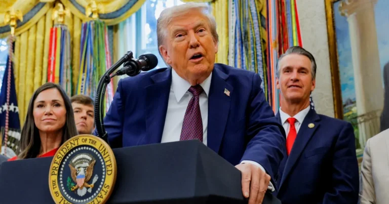 ترمب ينفي الشائعات بشأن تدهور صحته ويصفها “بالكاذبة” ترمب ينفي الشائعات بشأن تدهور صحته ويصفها "بالكاذبة"