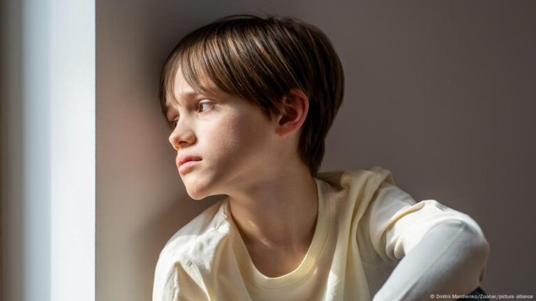 تغيرات في دماغ الأطفال مرتبطة بالسيروتونين تكشف مشكلات نفسية – DW – 2025/9/22