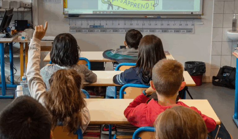 تلميذة تنال شهادة البكالوريا الفرنسية بعمر 9 سنوات