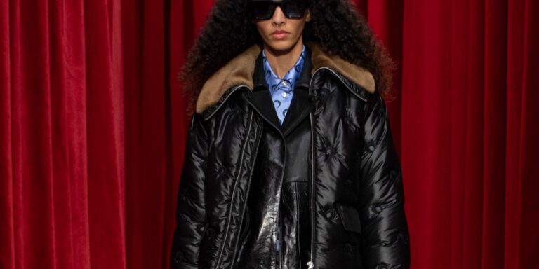 تنسيق الـ Puffer Jacket مع منسقة أزياء "هي" لمظهر عملي