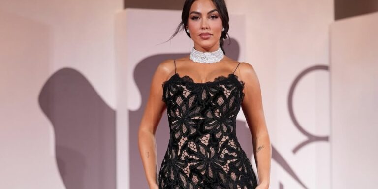 جورجينا رودريغيز تطل بالأسود مجددا.. هل أصبح لونها المفضل للتألق في الفعاليات المهمة؟