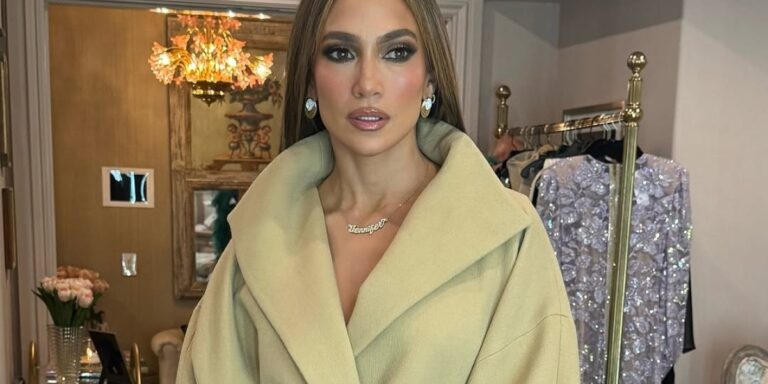 جينيفر لوبيز تتألق بإطلالة بتوقيع المصمم حارث هاشم.. إليكم أبرز النجمات اللواتي ارتدين من إبداعاته