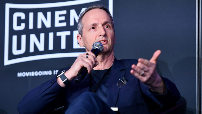 داخل ثورة توم كوين النيون Zurich: Inside Tom Quinn’s Neon Revolution