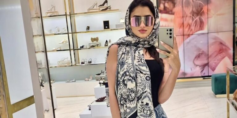 سروال الجينز الواسع يتصدر أحدث إطلالات النجمات بتنسيقات بين الراحة والأناقة العصرية