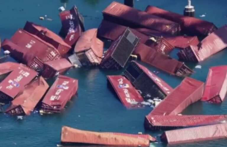 سقوط 67 حاوية في مياه ميناء سقوط 67 حاوية في مياه ميناء