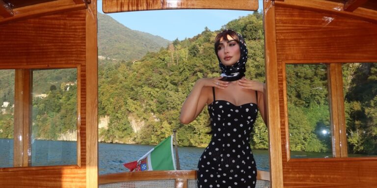 صيحة البولكا دوت شعار عاشقات الموضة بكل المواسم.. جولة على أحدث إطلالاتهن التي أعادتهن بالزمن للوراء