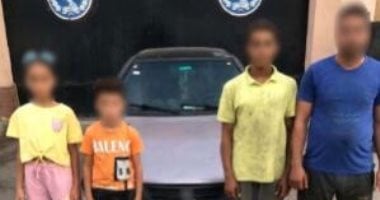 طفل يقود سيارة وطفلان أعلى السقف.. والداخلية تتحرك طفل يقود سيارة وطفلان أعلى السقف.. والداخلية تتحرك