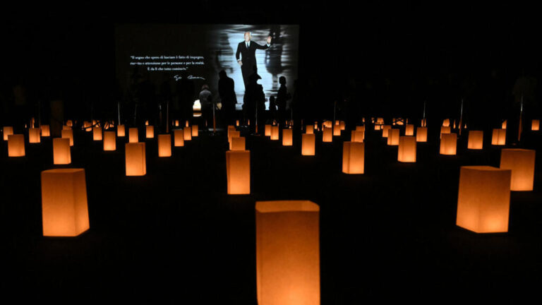 عشاق الموضة والأزياء يلقون نظرة الوداع الأخيرة على "الملك جورجيو" أرماني في ميلانو