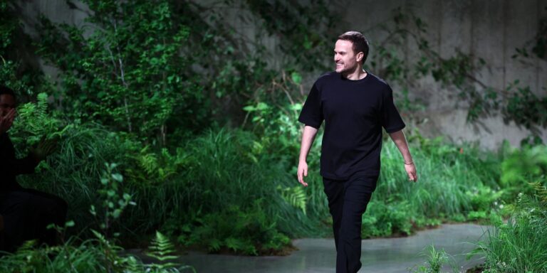 غوتشي وساباتو دي سارنو يفترقان: حَراك جديد في لعبة الكراسي الموسيقية لعالم الموضة