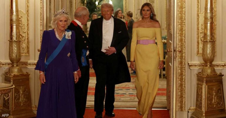 فستان ميلانيا ترامب الأصفر يثير الجدل.. هل خالفت القواعد؟