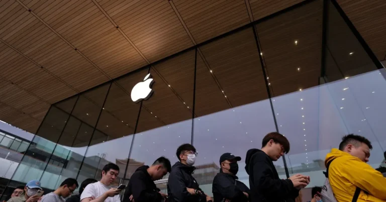 فور طرحه في الأسواق..المئات يتوافدون لشراء آيفون 17 في الصين