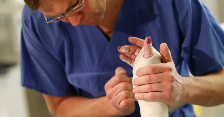 كسور اليد.. هشاشة العظام قد تكون سبباً كسور اليد.. هشاشة العظام قد تكون سبباً