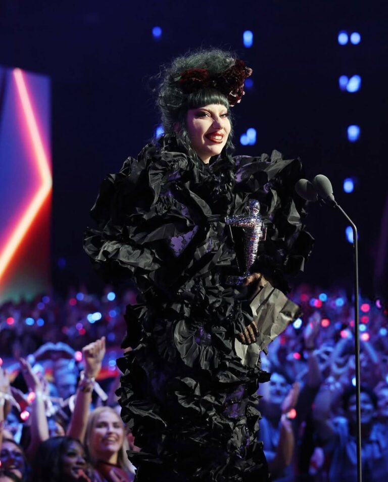 ليدي غاغا تُحدث ضجة بإطلالة غير تقليدية… كشاكس وشيفون ليدي غاغا تُحدث ضجة بإطلالة غير تقليدية... كشاكس وشيفون