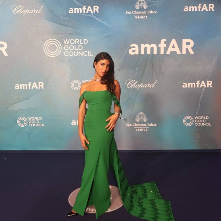 ليلى عبدالله تلفت الأنظار بألوان زاهية وبقصّة الأوف-شولدر