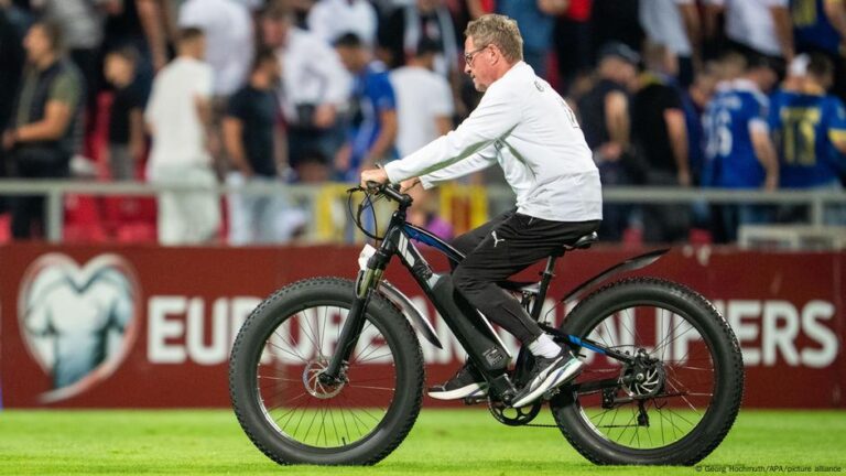 مدرب ألماني شهير يغادر الملعب على متن دراجة كهربائية! – DW – 2025/9/10 مدرب ألماني شهير يغادر الملعب على متن دراجة كهربائية! – DW – 2025/9/10