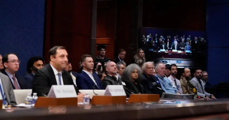 مشرّع أميركي يعرض مقطع فيديو حول “الأجسام الطائرة المجهولة” مشرّع أميركي يعرض مقطع فيديو حول "الأجسام الطائرة المجهولة"