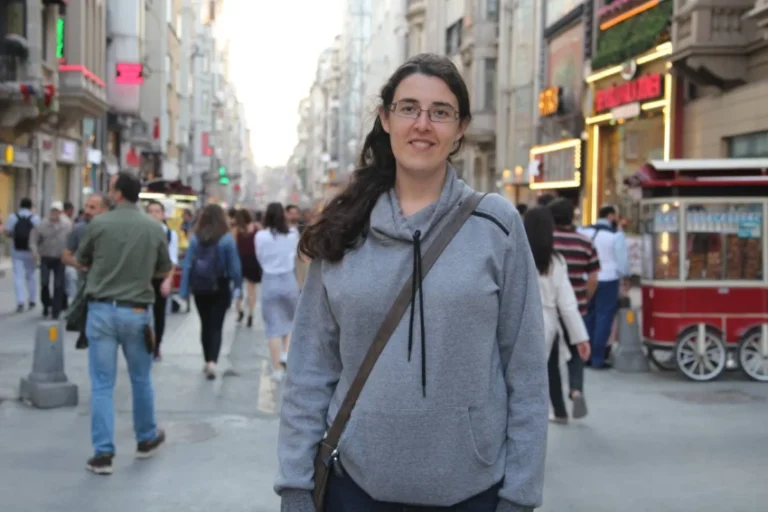 من أمير موسوي إلى مقاومين لبنانيين.. تساؤلات تحيط بصفقة الإفراج عن "إليزابيث"