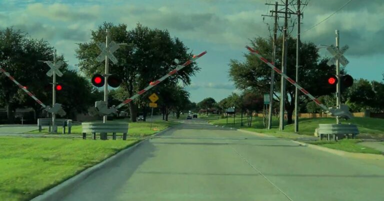 من المفترض أن تُظهر مقاطع الفيديو التي تعرضها تسلاس في التوقف عند معابر السكك الحديدية في وضع القيادة الذاتية