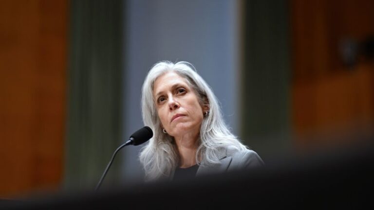 من المقرر أن يخبر مدير مركز السيطرة على الأمراض الإطاحة بالسيناتور أن RFK Jr. طلب ​​تسجيل سياسي بشأن القرارات ، ودعا إلى إطلاق النار دون سبب