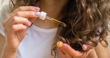 من تحسين الهضم لتعزيز الدورة الدموية.. فوائد كمادات زيت الخروع زيت الخروع