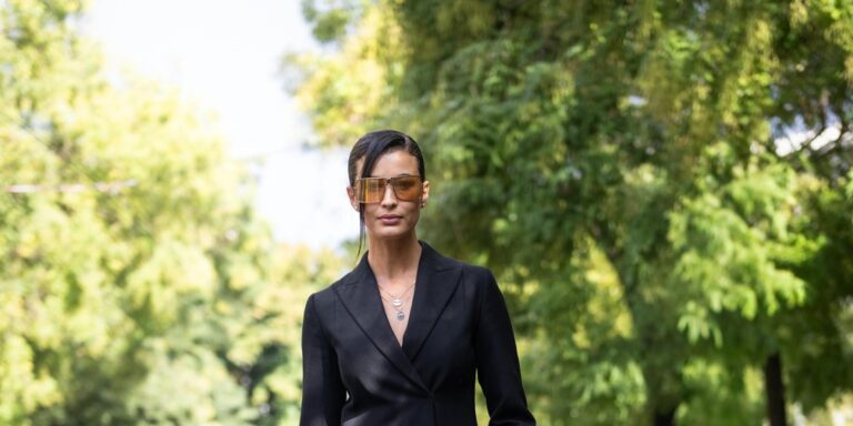 منافسة على الأناقة العصرية الناعمة بين النجمات والفاشينيستا العرب في أسبوع الموضة بميلانو.. نظرة على أجمل إطلالاتهن منافسة على الأناقة العصرية الناعمة بين النجمات والفاشينيستا العرب في أسبوع الموضة بميلانو.. نظرة على أجمل إطلالاتهن