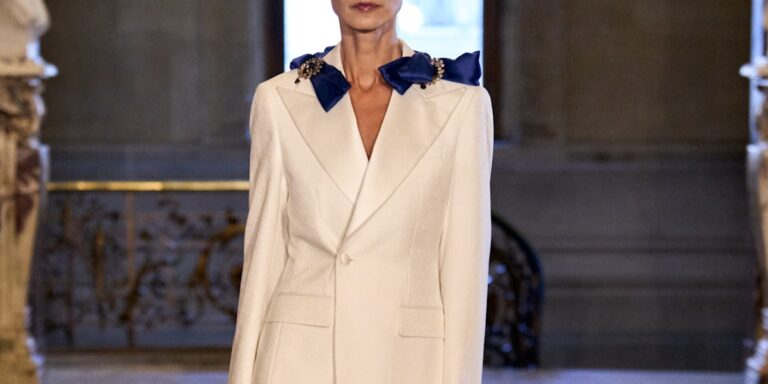 منسقة أزياء هي تقدم دليل اعتماد الأبيض في إطلالات الخريف