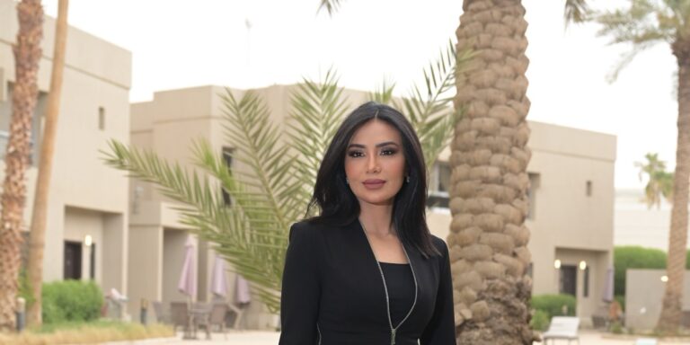 نظرة على إطلالات لبنى عبد العزيز الرسمية التي تناسب المرأة القوية تزامنًا مع بدء عرض مسلسل “المحامية” نظرة على إطلالات لبنى عبد العزيز الرسمية التي تناسب المرأة القوية تزامنًا مع بدء عرض مسلسل "المحامية"