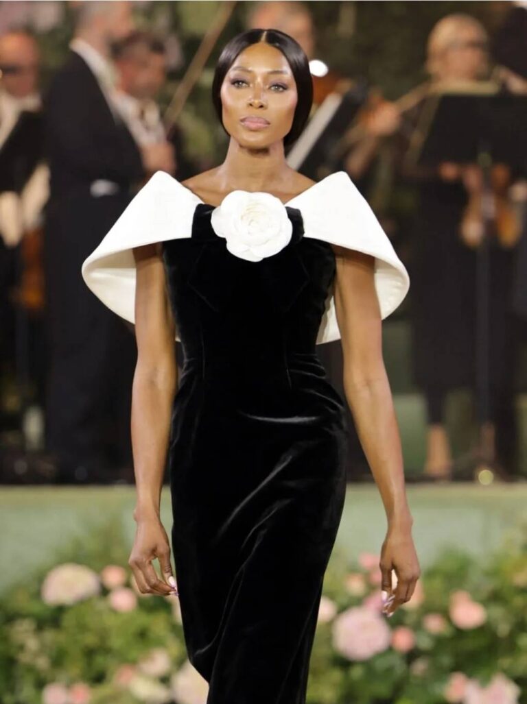 نعومي كامبل تخطف الأنظار بفستان من المخمل الفخم