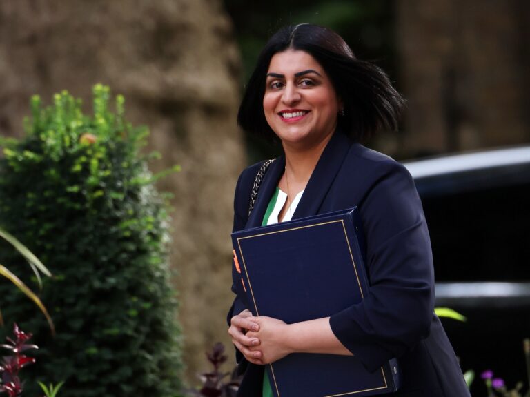 وزيرة داخلية بريطانيا.. باكستانية حائرة بين اليمين المتطرف وأنصار فلسطين | سياسة وزيرة داخلية بريطانيا.. باكستانية حائرة بين اليمين المتطرف وأنصار فلسطين | سياسة