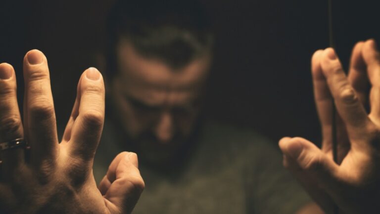 “يتعدى علينا جنسياً بسبب الكريستال”.. متعاطٍ يروي لـ”بغداد اليوم” انهياره ومأساة أسرة نجفية » وكالة بغداد اليوم الاخبارية "يتعدى علينا جنسياً بسبب الكريستال".. متعاطٍ يروي لـ"بغداد اليوم" انهياره ومأساة أسرة نجفية » وكالة بغداد اليوم الاخبارية