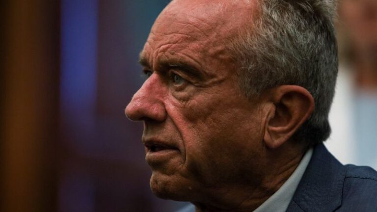 يطلب موظفو HHS RFK Jr. استقالة من "التنازل عن صحة هذه الأمة"
