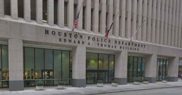 يقول المسؤولون إن اللاعب البالغ من العمر 11 عامًا قد ماتوا بعد رنين جرس الباب ويهرب من منزل هيوستن يقول المسؤولون إن اللاعب البالغ من العمر 11 عامًا قد ماتوا بعد رنين جرس الباب ويهرب من منزل هيوستن