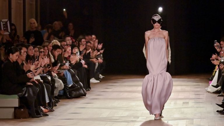 Balenciaga Spring-Summer 2026: Meghan Markle ، Anne Hathaway تظهر لأول مرة في باريس من الرومانسية الرائعة في Fashion’s Balenciaga Spring-Summer 2026: Meghan Markle ، Anne Hathaway تظهر لأول مرة في باريس من الرومانسية الرائعة في Fashion's