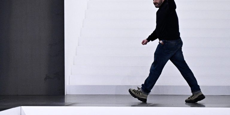 Kim Jones المدير الفني لمجموعات الرجال بعيداً عن Dior.. إستقالة مفاجئة لرحلة لم تتجاوز الـ7 سنوات Kim Jones المدير الفني لمجموعات الرجال بعيداً عن Dior.. إستقالة مفاجئة لرحلة لم تتجاوز الـ7 سنوات