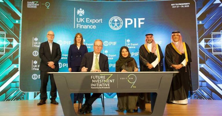 “PIF” يوقّع مذكرة تفاهم بـ6.8 مليارات دولار مع بريطانيا "مصدر" تفوز بتطوير محطتين للطاقة الشمسية في السعودية