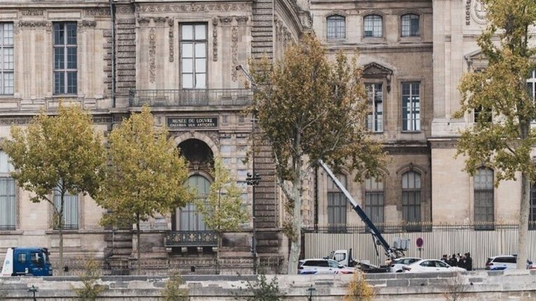 "سرقة اللوفر".. تفاصيل مثيرة للرافعة التي استخدمها اللصوص "سرقة اللوفر".. تفاصيل مثيرة للرافعة التي استخدمها اللصوص