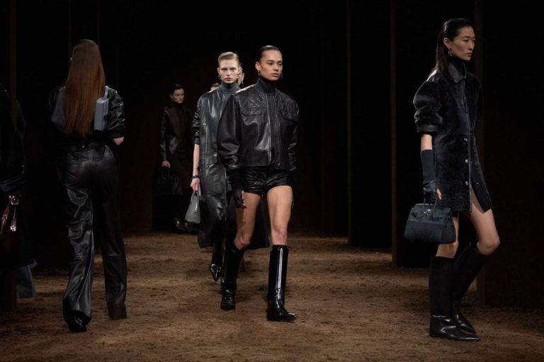 أزياء
                        ألوان الجلد الدافئة تهيمن على إطلالات موسم الخريف
                        
                            13 تشرين الأول 2025