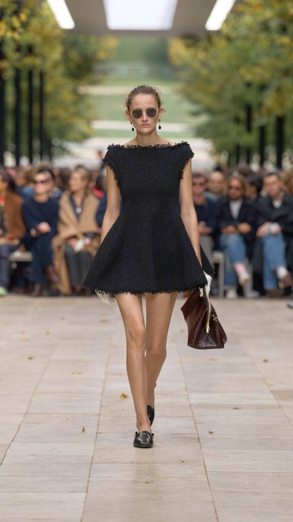 أسابيع الموضة
                        الأناقة العملية في عرض CELINE في باريس
                        
                            11 تشرين الأول 2025 أسابيع الموضة
                        الأناقة العملية في عرض CELINE في باريس
                        
                            11 تشرين الأول 2025