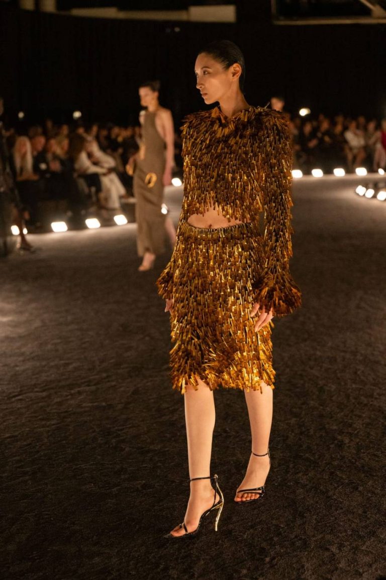 أسابيع الموضة
                        فستان نحاسي مبهر من Schiaparelli 
                        
                            11 تشرين الأول 2025 أسابيع الموضة
                        فستان نحاسي مبهر من Schiaparelli 
                        
                            11 تشرين الأول 2025