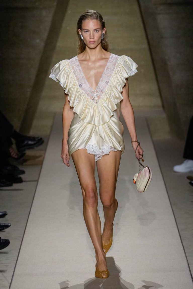 أسابيع الموضة
                        مجموعة “ENTRE DEUX” من Chloé رؤية مبتكرة للأنوثة الساحرة
                        
                            07 تشرين الأول 2025 أسابيع الموضة
                        مجموعة “ENTRE DEUX” من Chloé رؤية مبتكرة للأنوثة الساحرة
                        
                            07 تشرين الأول 2025