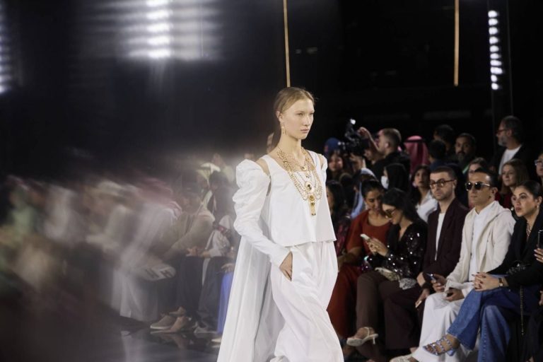 ”أسبوع الأزياء”في الرياض… الفخامة السعودية في تصاميم منى الشبل وريم الكنهل الأنيقة ''أسبوع الأزياء''في الرياض... الفخامة السعودية في تصاميم منى الشبل وريم الكنهل الأنيقة