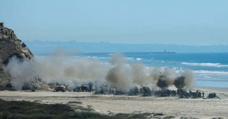 أمريكا.. قذيفة مدفعية تصيب سيارة شرطة خلال عرض عسكري أمريكا.. قذيفة مدفعية تصيب سيارة شرطة خلال عرض عسكري