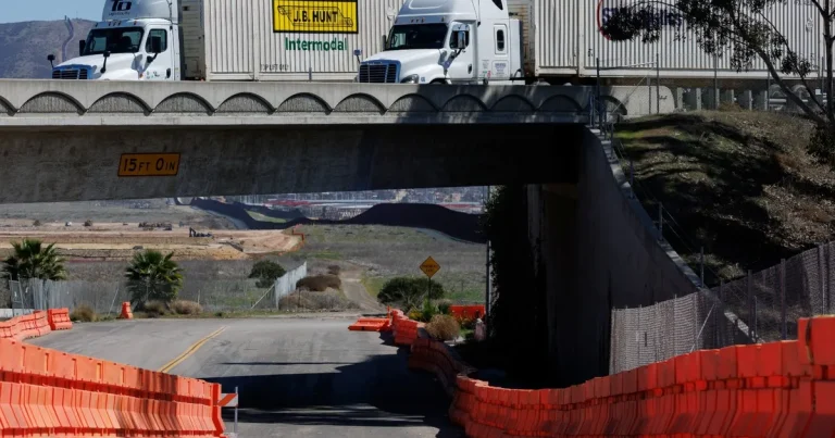 أميركا بصدد إعفاء شاحنات مستوردة من المكسيك وكندا من الجمارك