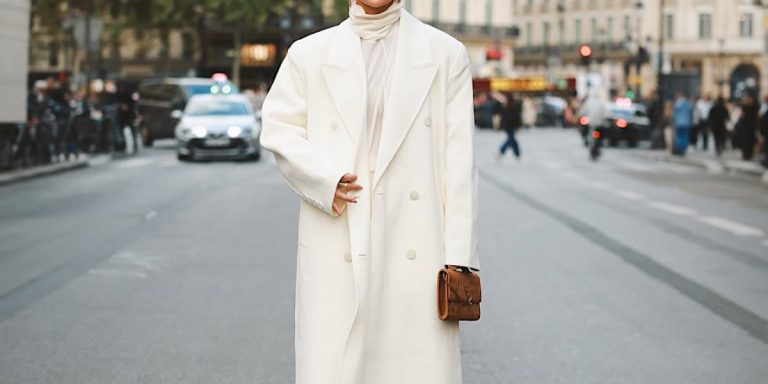 أناقتك في الأيام الباردة بالمعطف الطويل على طريقة نجمات الموضة.. صور تلهمك