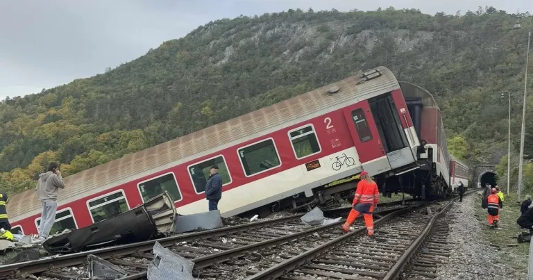 إصابة أكثر من 90 شخصا في تصادم قطارين بسلوفاكيا إصابة أكثر من 90 شخصا في تصادم قطارين بسلوفاكيا