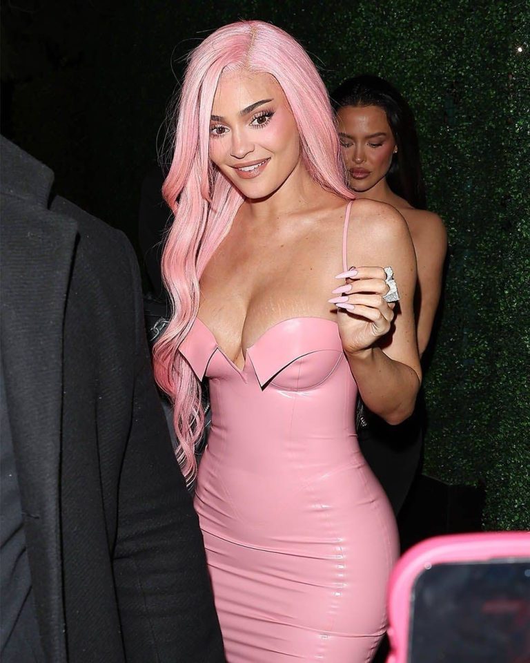 إطلالات النجوم
                        كايلي جينر تُطلق لون شعرها الزهري النيون مع فستان لاتكس منسدل
                        
                            19 تشرين الأول 2025 إطلالات النجوم
                        كايلي جينر تُطلق لون شعرها الزهري النيون مع فستان لاتكس منسدل
                        
                            19 تشرين الأول 2025